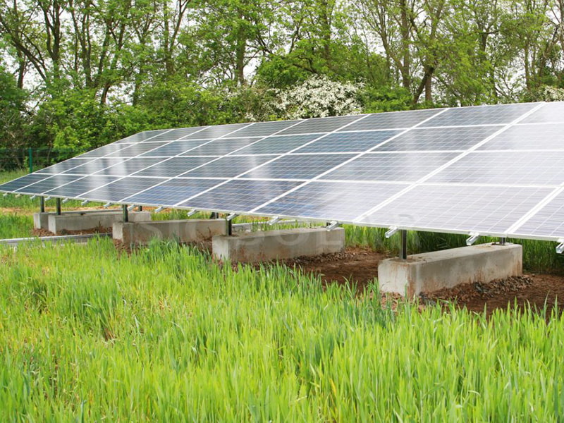 Op de grond gemonteerde zonne-energie