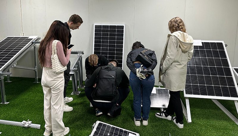 Europese klanten komen opnieuw om een ​​nieuw hoofdstuk in de samenwerking op het gebied van zonne-beugelproducten te bespreken
        