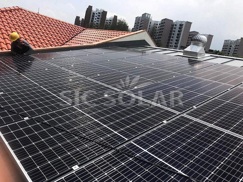 Dakmontagebeugels voor 100 kW zonnepanelen in Singapore