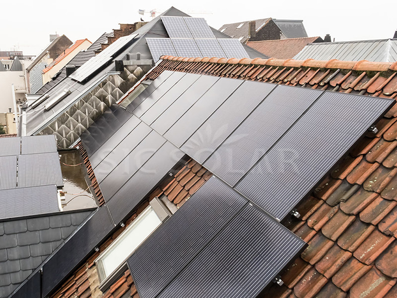 30 kW zonnepaneel gemonteerd op schuin dak in Groot-Brittannië