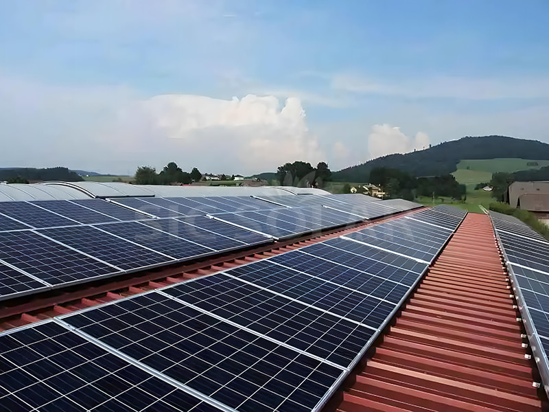 Installatie van 80 kW zonnepanelen op metalen dak in Saoedi-Arabië