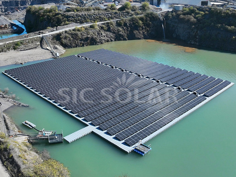 Montage van een 200KW drijvende PV-zonnepaneelconstructie in Groot-Brittannië