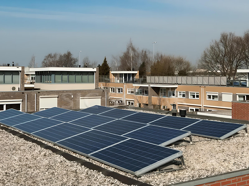 8 kW zonnepanelen geïnstalleerd op plat dak in Engeland