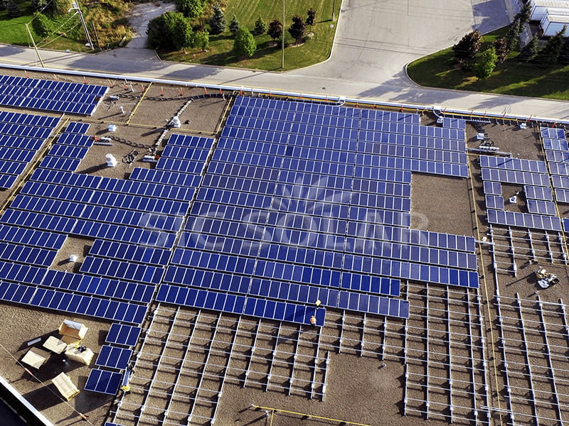 800 kW zonnepanelen monteren op een plat dak in Canada