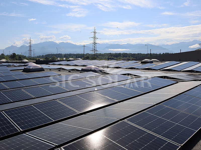 Montage van 2MW plat dak ballastzonnepanelen in Oostenrijk
